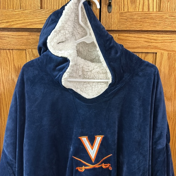 One size University of Virginia blue snuggly/blanket with hoodie and pockets - Picture 2 of 4